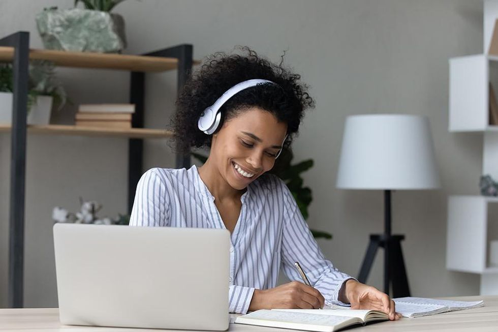 Η γυναίκα σε φορητό υπολογιστή παίρνει ένα online γράμμα συνοδευτικής επιστολής από το Work It Daily