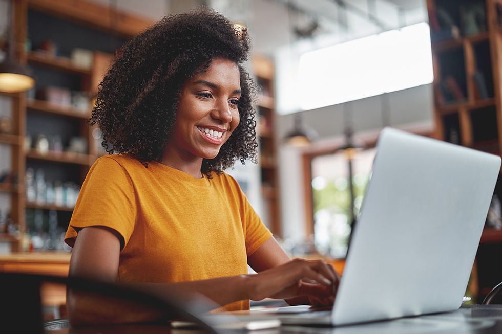 Το πρόσφατο κολέγιο υποβάλλεται σε online θέσεις εργασίας