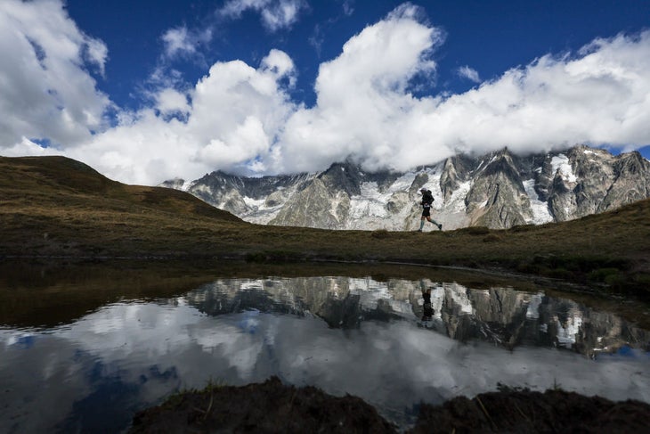 Στο Ultra-Trail du Mont-Blanc, οι αθλητές αγωνίζονται 106 μίλια γύρω από το Mont Blanc, που περιβάλλεται από μερικά από τα πιο γραφικά μονοπάτια στις Άλπεις.