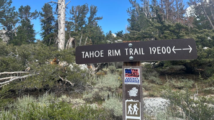Σημάδι για το Tahoe Rim Trail εναντίον του Blue Sky