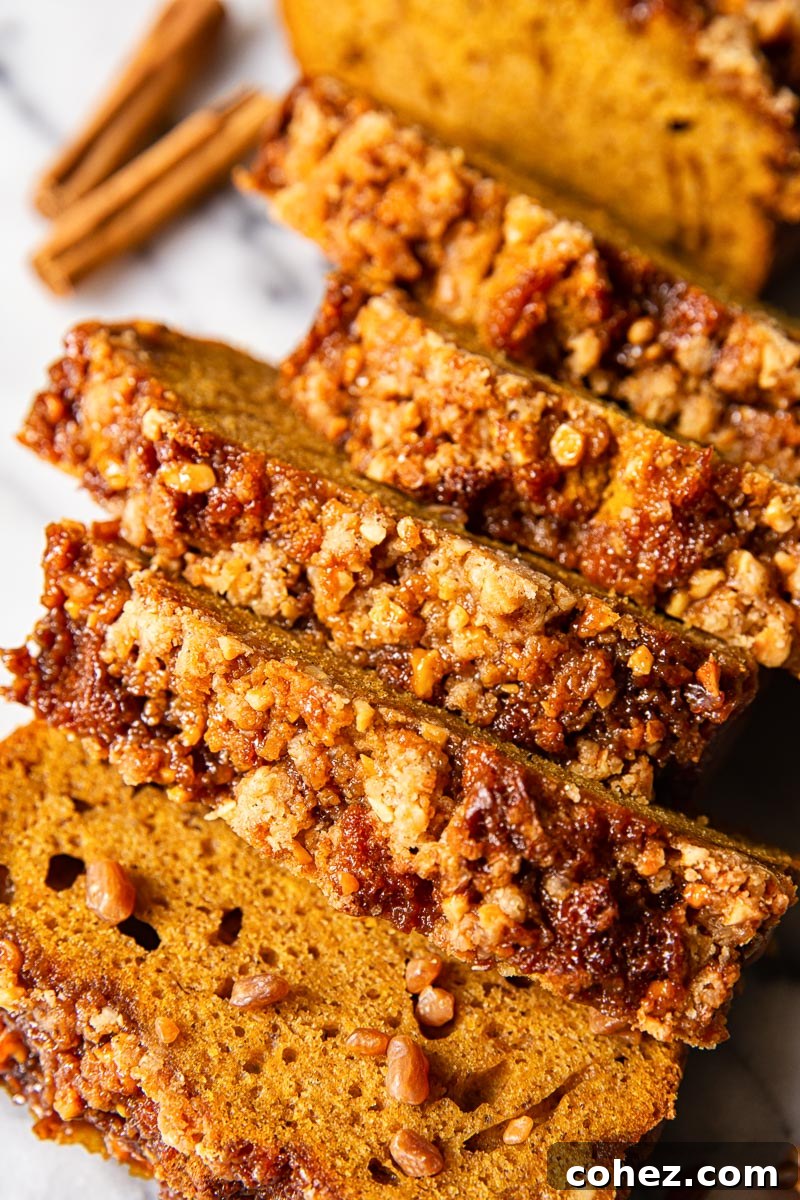 Autumn Spice Pumpkin Loaf with Golden Butterscotch Streusel 2 Üstten görünümde, altın rengi kahverengi, tereyağlı streusel ile cömertçe kaplanmış, sonbahar mevsimi için nemli ve mükemmel baharatlı bir balkabağı ekmeği somunu.