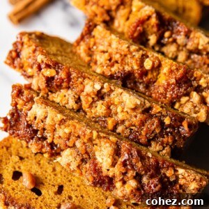Tereyağlı streusel üst kaplamalı balkabağı ekmeğinin üstten görünümü
